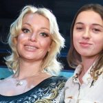 Особенная история: почему Ариадна Волочкова ушла от звездной мамы и предпочла жизнь с семьей отца | Darada