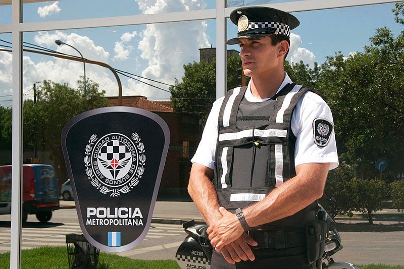 Vídeo: Una mujer captura a su agresor y espera a la policía