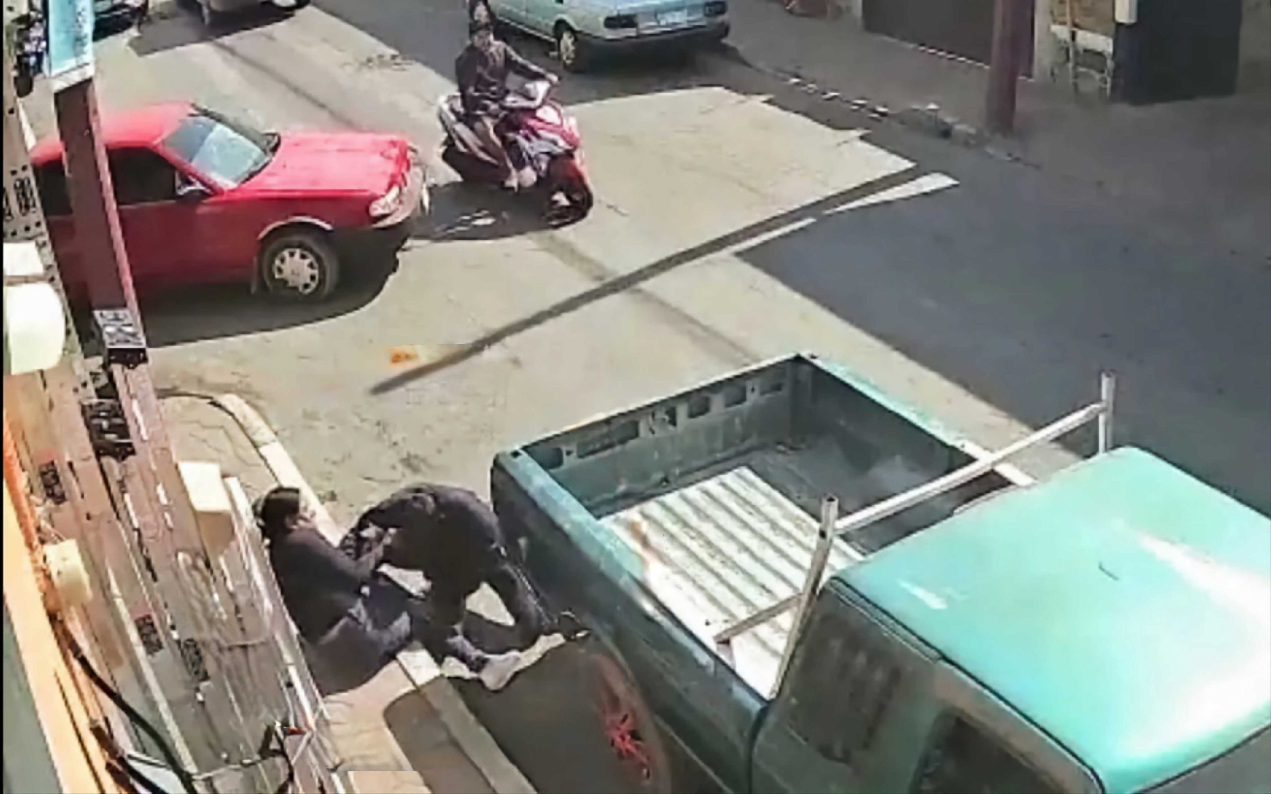 Vídeo: Una mujer captura a su agresor y espera a la policía ➤ Buzzday.info