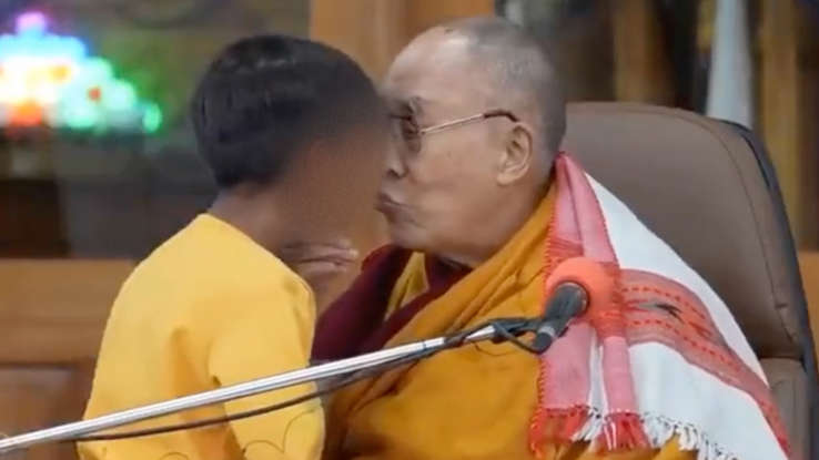 Dalai Lama ficou revoltado com o seu comportamento de pedir a uma criança para “chupar a sua língua” ➤ Buzzday.info