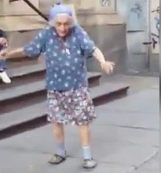 Eine Oma tanzt wie Miley Cyrus durch Havanna ➤ Buzzday.info