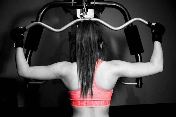 Trainiert diese Frau in ihrer Unterwäsche im Fitnessstudio? ➤ Buzzday.info