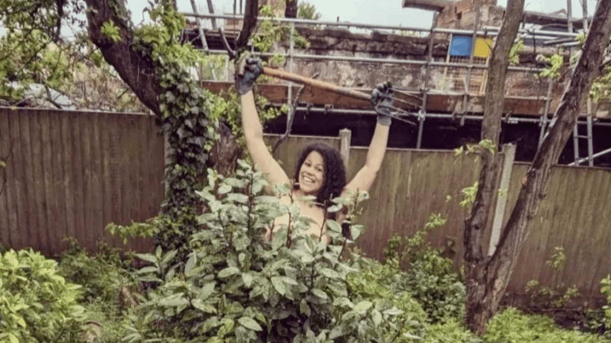 Una mujer acaparó la atención en las redes sociales tras revelar que realiza su trabajo como jardinera completamente desnuda ➤ Buzzday.info