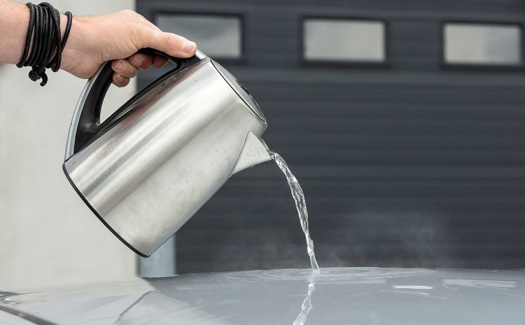 Warum müssen Sie Ihr Auto mit kochendem Wasser übergießen?