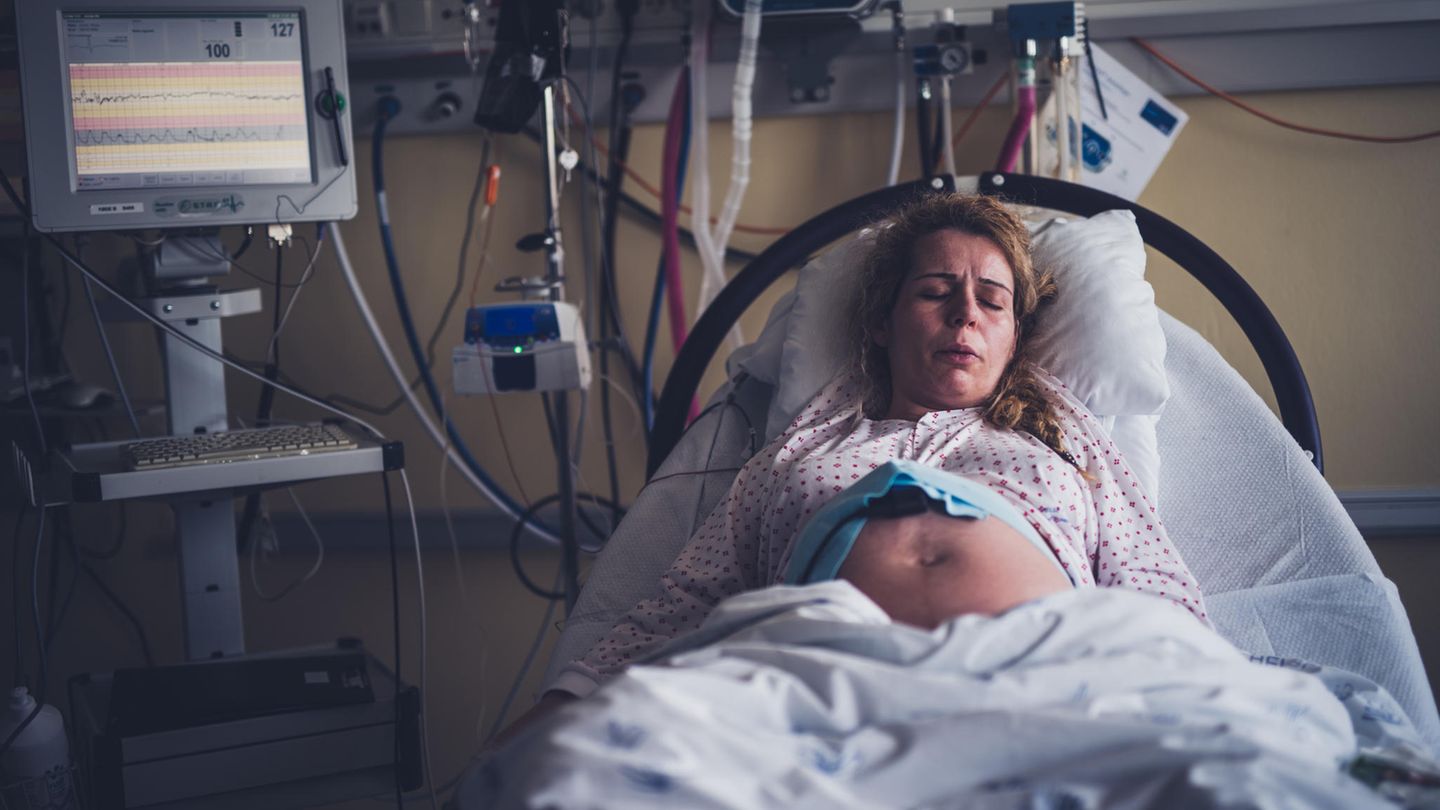 Schreckliche Geburt in einer Privatklinik: Eine junge Frau fällt in den Wehen ins Koma und wacht ohne Arm auf ➤ Buzzday.info