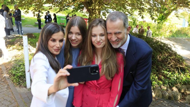 El mensaje detrás del lenguaje corporal de la familia real en las fotos de la graduación universitaria de la Princesa Leonore