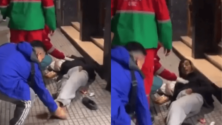 ¿Estaba fingiendo? Un joven “reanimó” a un vagabundo haciéndole cosquillas en los pies… 