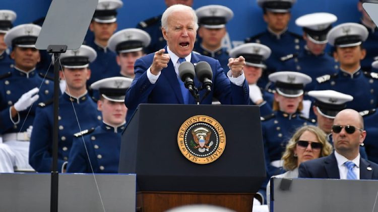 U.S. PRÄSIDENT JOE BIDEN STOLPERTE WÄHREND EINER ABSCHLUSSFEIER… 