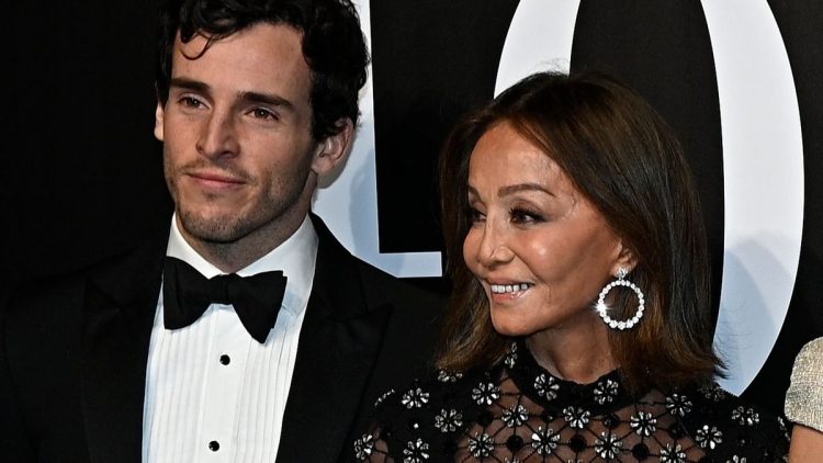 El enfado de Isabel Preysler con Iñigo Onyewu: la reina de corazones, “canta los ditirambos de su yerno”