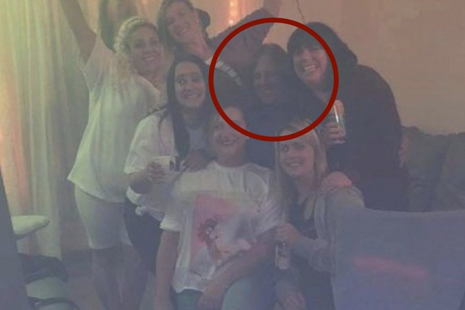 Una espeluznante figura en la foto de una amiga está causando pánico en todo Internet