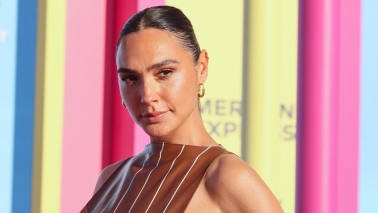 Gal Gadot demostró que es una mujer maravilla, tomando el sol en bañador