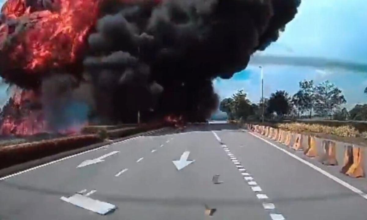 Asombroso vídeo del accidente de una avioneta en Malasia; al menos diez personas han muerto ➤ Buzzday.info