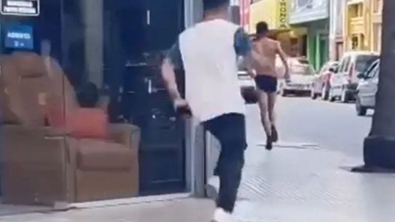 Vídeo: Encontró a su novia con su amante y persiguió al “pata de lana” por las calles de Córdoba