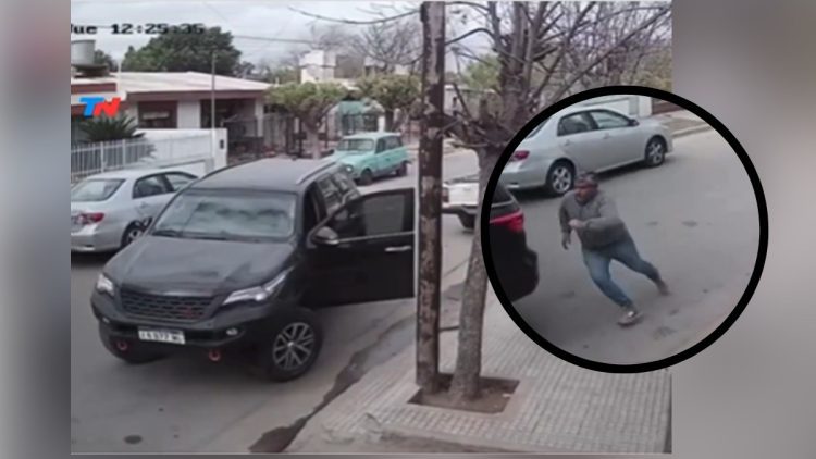 Como consecuencia, el perro salió volando de la furgoneta, la destrozó e hizo ladrar a su dueño: vídeo