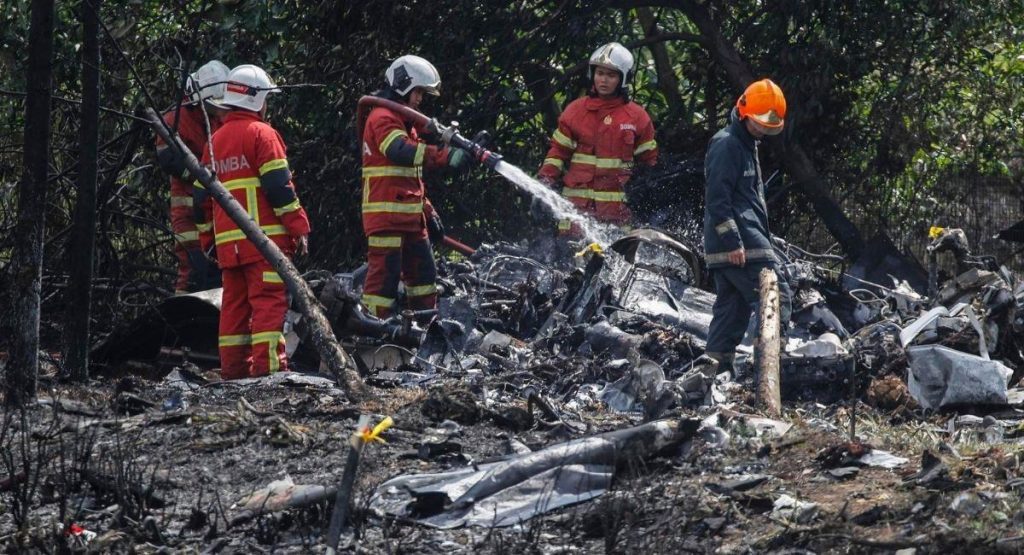 Asombroso vídeo del accidente de una avioneta en Malasia; al menos diez personas han muerto