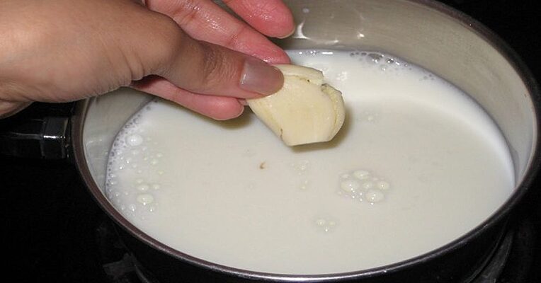 Forraljuk fel a fokhagymát tejben, és igyuk meg a kapott főzetet: egyszer elég ➤ Buzzday.info