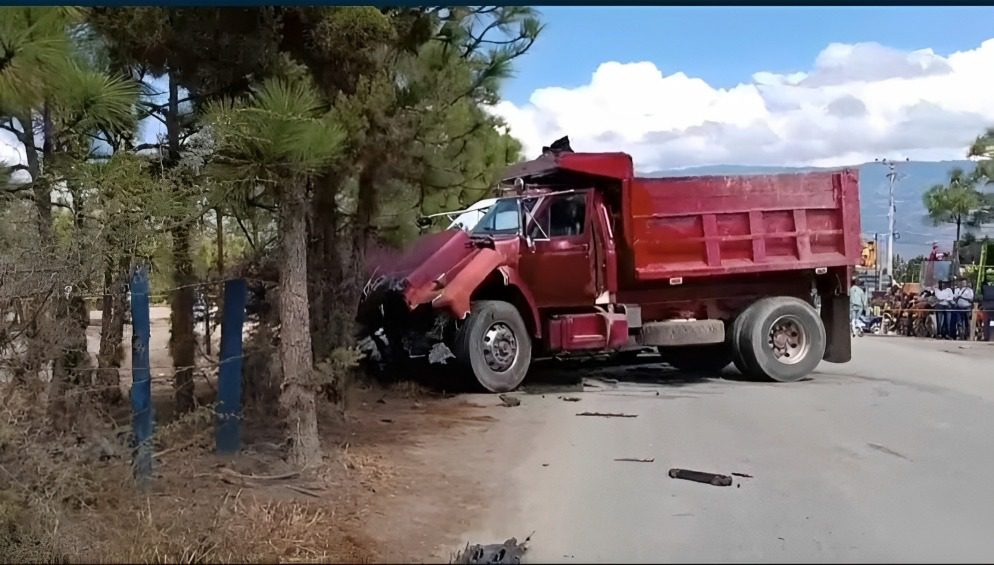 Una cámara captó el momento en que un camión volquete colisionó con un autobús en Villa de Leyva