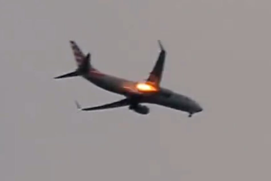 Boeing muss aufgrund von Flammen im Triebwerk notlanden ➤ Buzzday.info