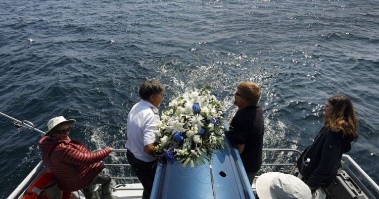 Entierro en profundidad: vídeo del lanzamiento del ataúd al mar