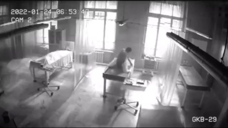 Um homem decidiu instalar uma câmara oculta na morgue. Ficou chocado com as imagens que viu no vídeo