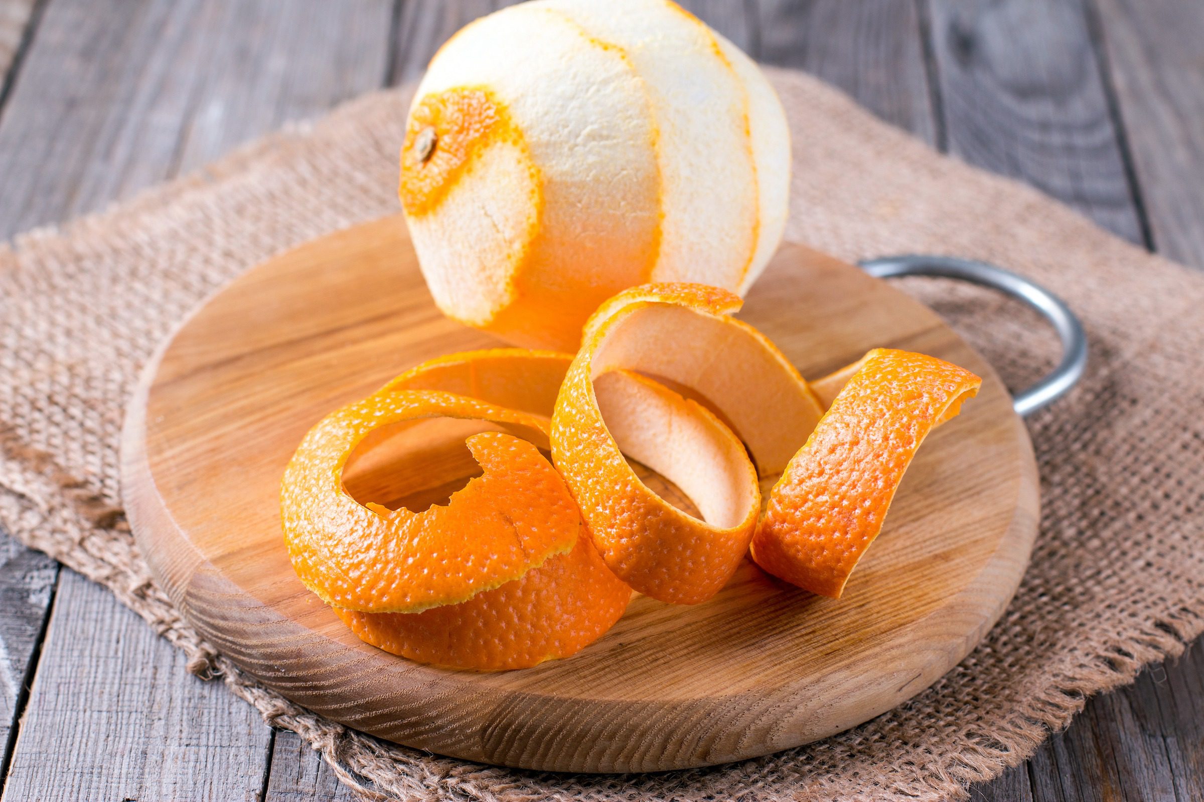 ¿Tienes una cáscara de naranja? ¡Por favor, no la tires porque esto es lo que puedes hacer! ➤ Buzzday.info