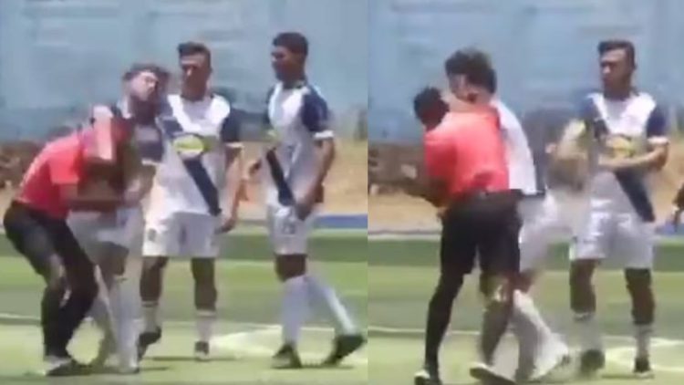 En mitad del partido, un jugador de fútbol y el árbitro se pelearon; parecían boxeadores