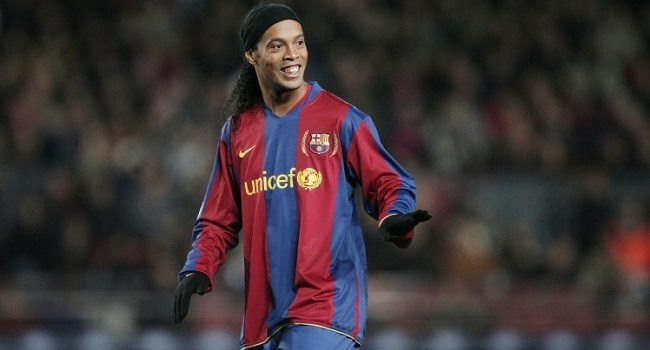 Ronaldinho “esquivó” a un fan que quería hacerse una foto con él y fue elogiado en Internet ➤ Buzzday.info