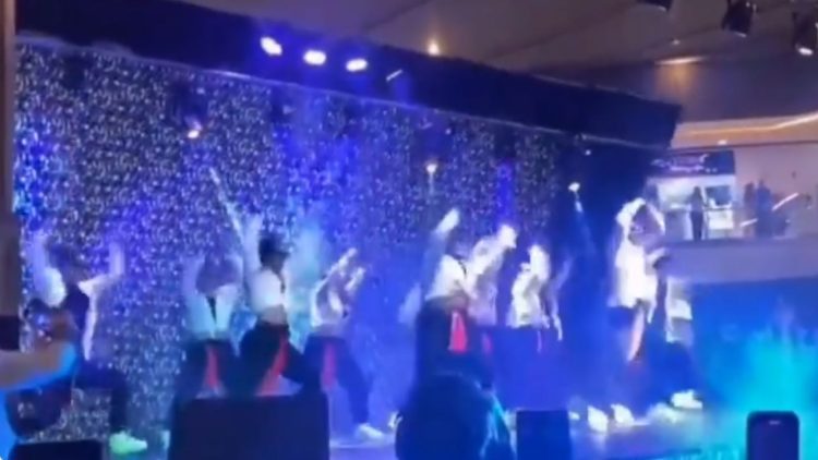 Imágenes increíbles: el escenario se derrumbó sobre los bailarines