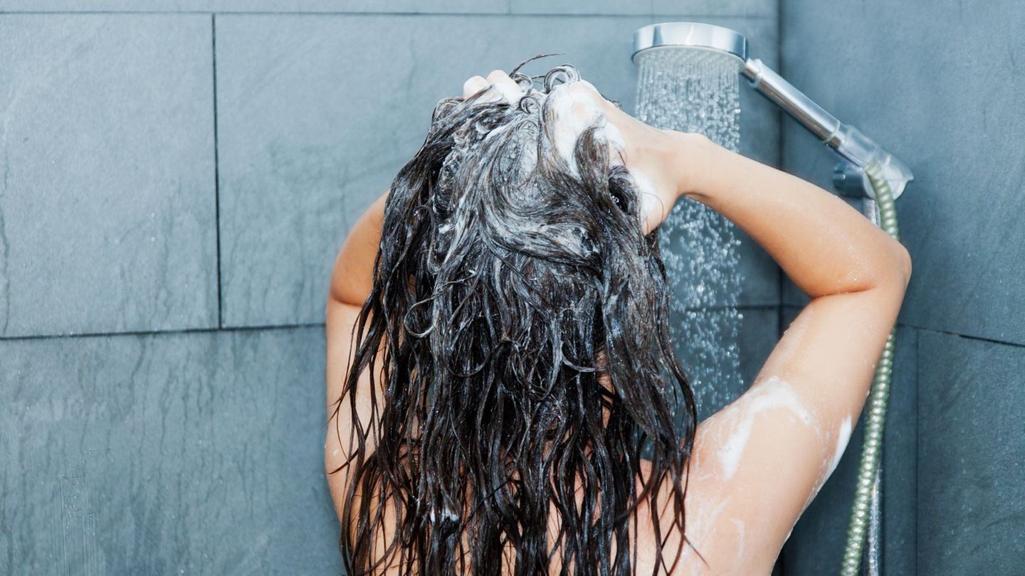Haarausfall unter der Dusche: Häufige Fehler können die Ursache sein ➤ Buzzday.info