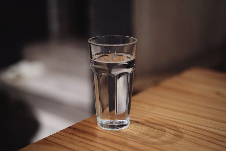 Trinken Sie kein Wasser, das über Nacht gestanden hat