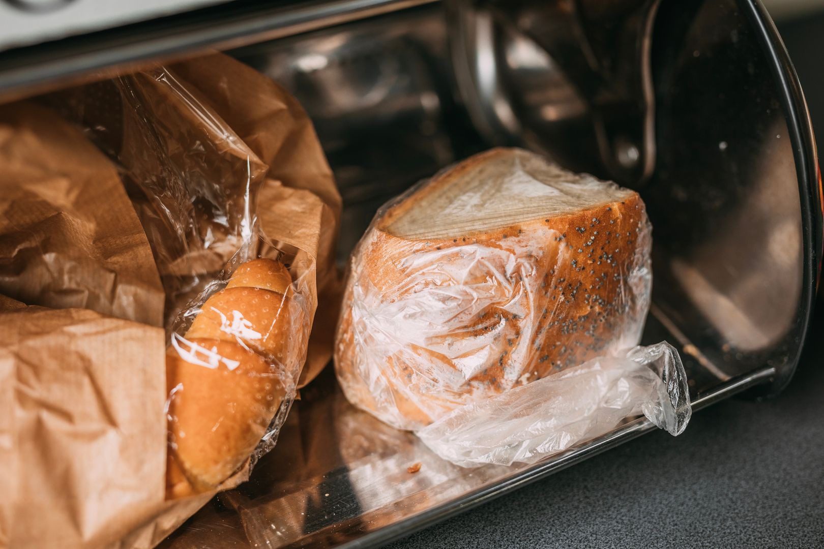 Wszystkie babcie wiedzą, że chleb należy wkładać do chlebaka, aby zachował świeżość ➤ Buzzday.info