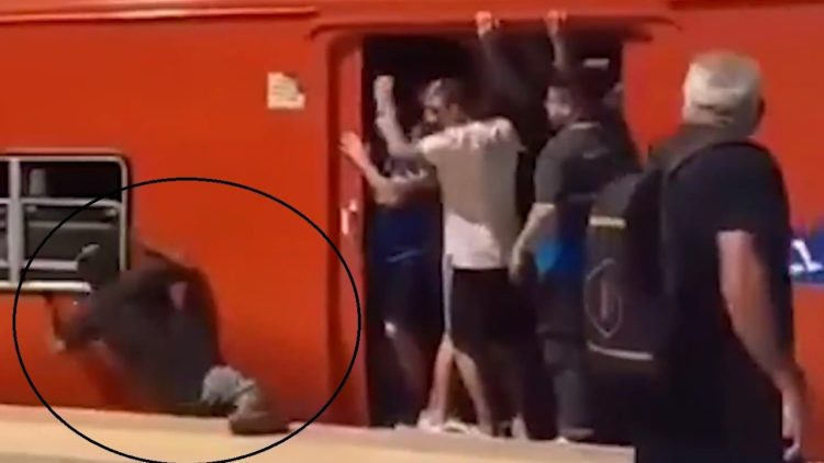 Video impactantes: hombre borracho cayó en la vía del tren y no sufrió heridas