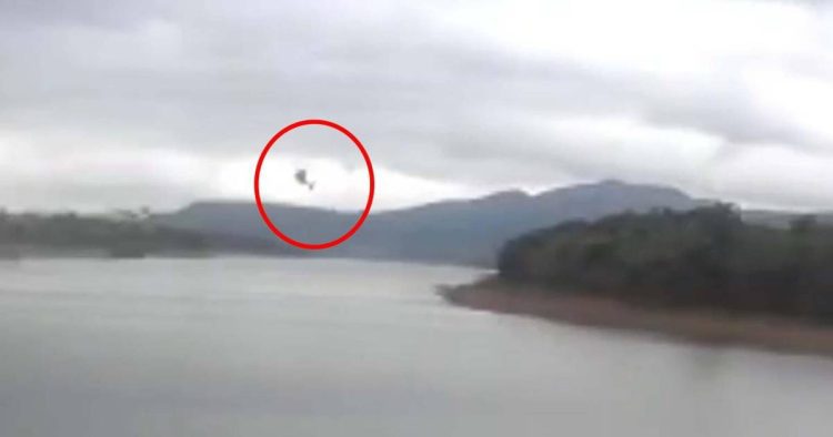 Un vídeo captó el momento en que un helicóptero se estrelló contra un lago tras perder el control mientras sobrevolar