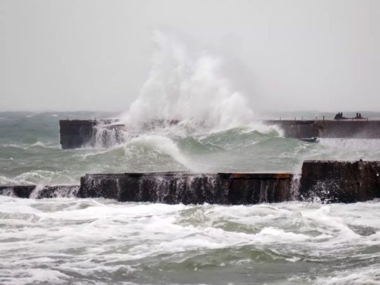 Vídeo: ondas de até 10 metros provocadas por ciclone inundam o sul da Rússia