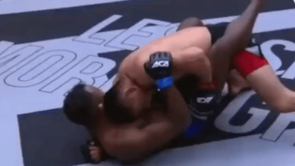 El luchador arranca la oreja a su oponente durante el combate de MMA ➤ Buzzday.info