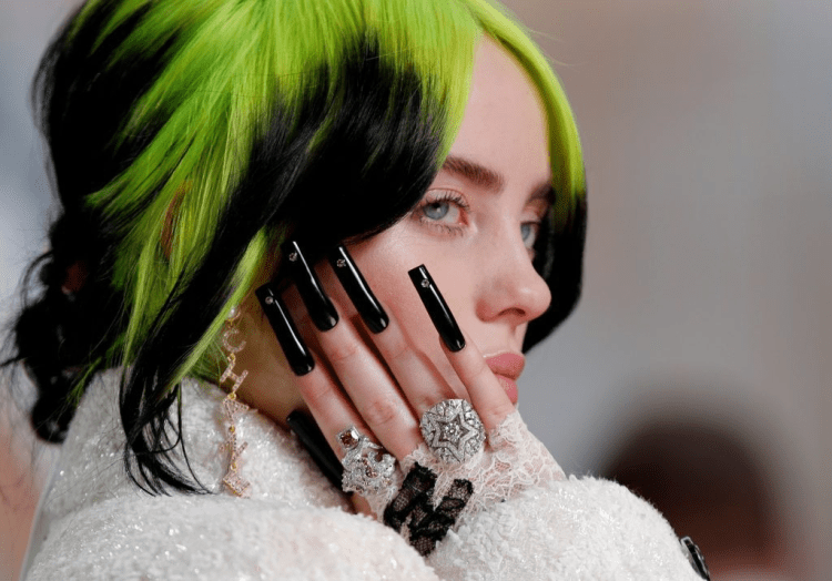 BILLIE EILISH VERRÄT, DASS SIE FRAUEN MAG