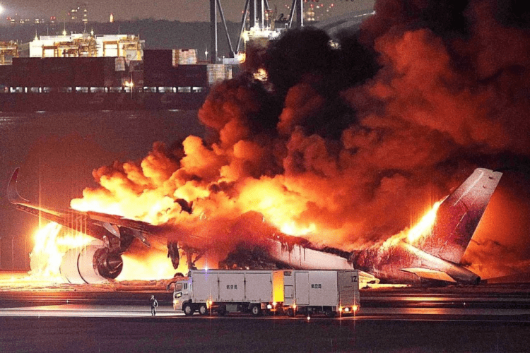 Die Ermittlungen über die Ursache des tödlichen Flugzeugabsturzes auf dem Flughafen von Tokio, bei dem fünf Menschen ums Leben kamen, laufen derzeit