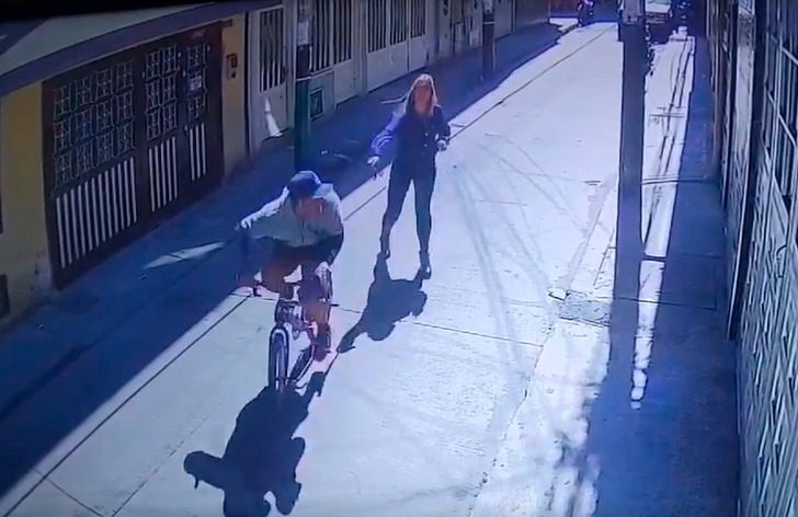 Una mujer de Bogotá persiguió y azotó valientemente a unos ladrones que intentaron robarle, a pesar de ser intimidada con un cuchillo ➤ Buzzday.info