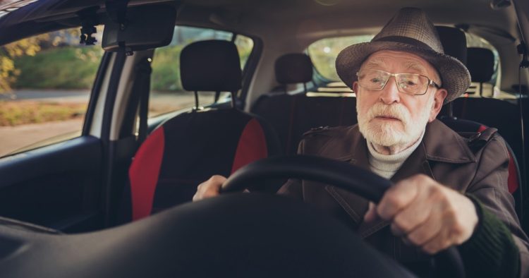 Chcą zabrać prawo jazdy seniorom. UE zdecydowała. Nie będą zachwyceni