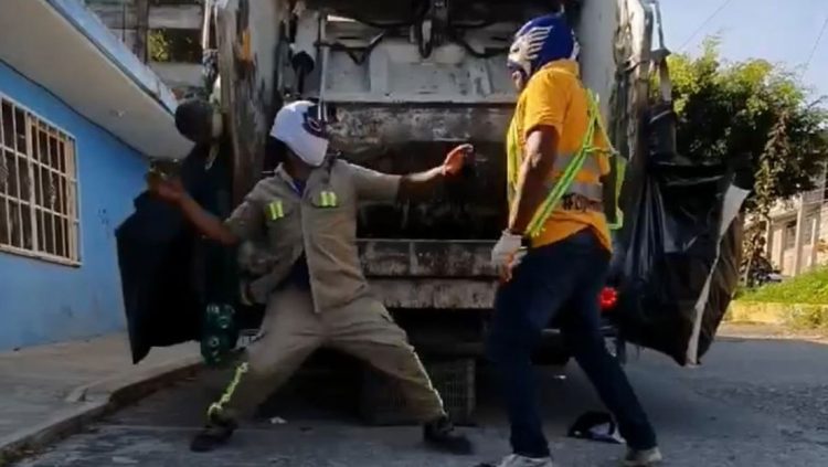 VÍDEO: Recolectores de basura se bajan del camión de basura para hacer un espectáculo de lucha libre