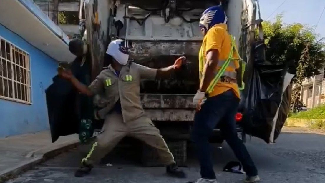 VÍDEO: Recolectores de basura se bajan del camión de basura para hacer un espectáculo de lucha libre ➤ Buzzday.info