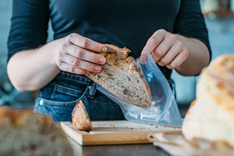 Wenn Sie gefrorenes Brot haben, ist es wichtig zu wissen, wie man es frisch und lecker hält