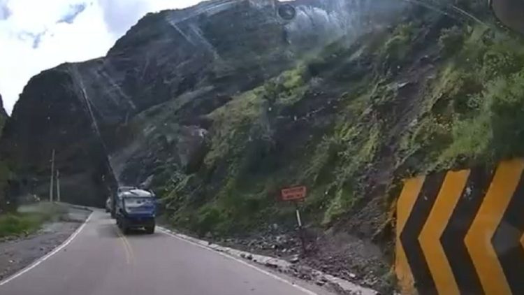 Un impresionante vídeo muestra el momento en que una enorme roca aplasta a un camión.