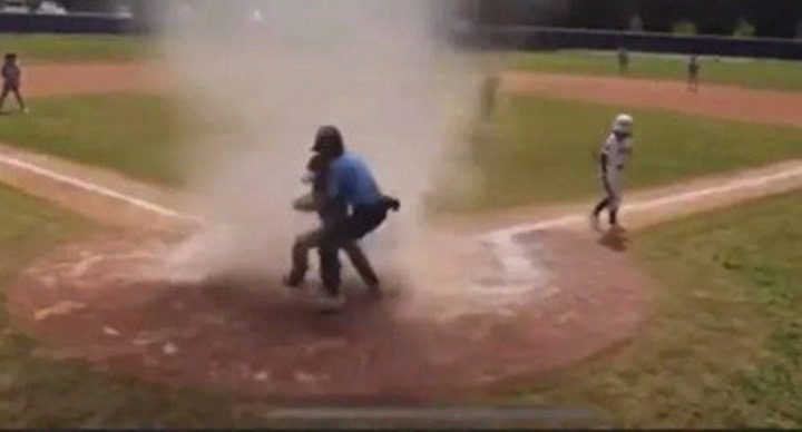 Árbitro esportivo salva crianças atletas de um ‘mini tornado’ durante jogos de beisebol; assistir ➤ Buzzday.info