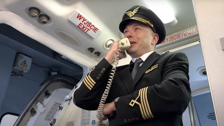 Der Pilot macht der Stewardess einen Heiratsantrag