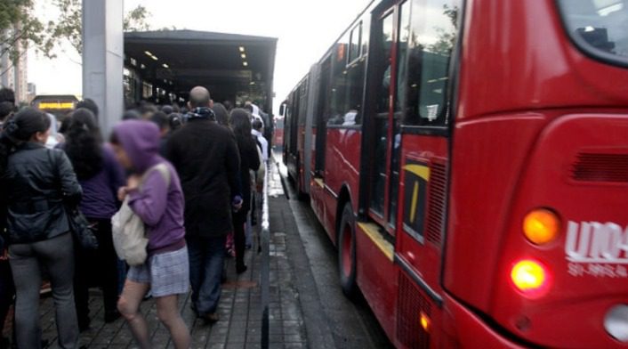 Video: ladrones hicieron escalera humana para robar a pasajero en TransMilenio ➤ Buzzday.info