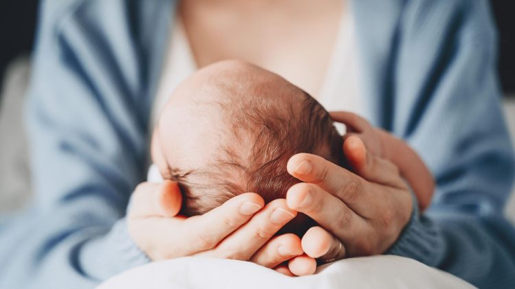 Uma rapariga deu à luz um bebé invulgar: o mundo está em choque