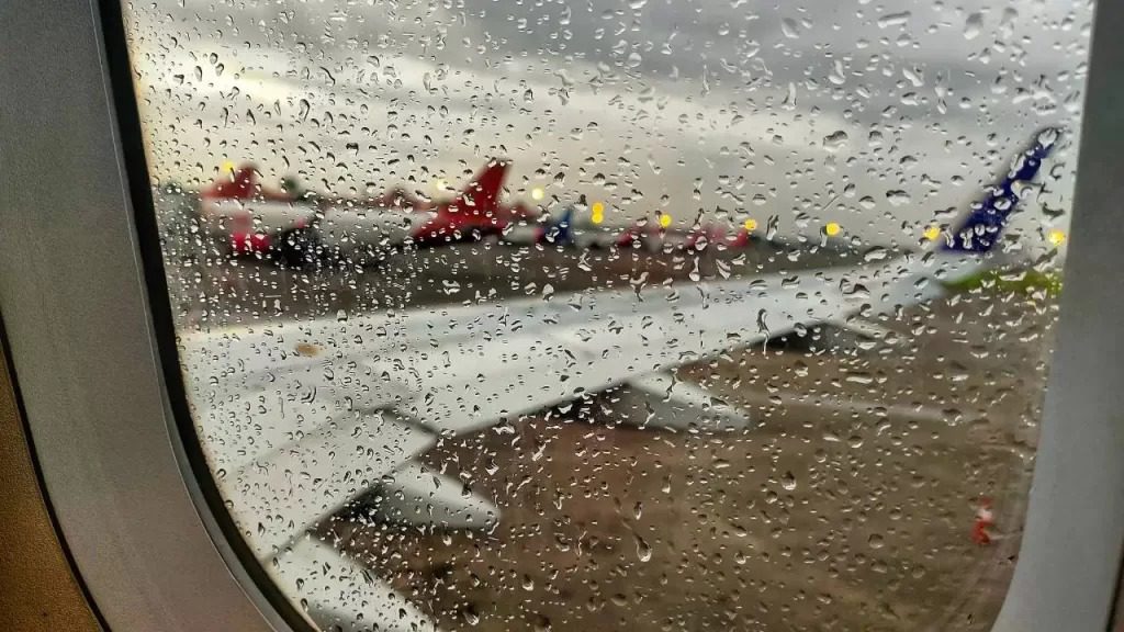 Um nevoeiro misterioso provocou “chuva” na cabina do avião da JetBlue, como mostra o vídeo no Tik Tok