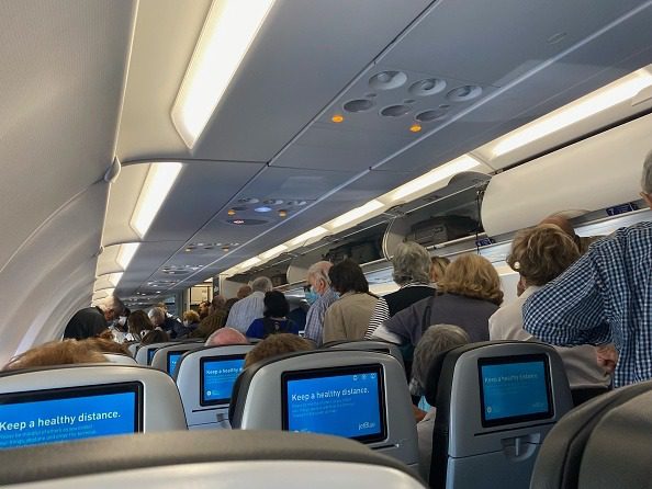 Um nevoeiro misterioso provocou “chuva” na cabina do avião da JetBlue, como mostra o vídeo no Tik Tok