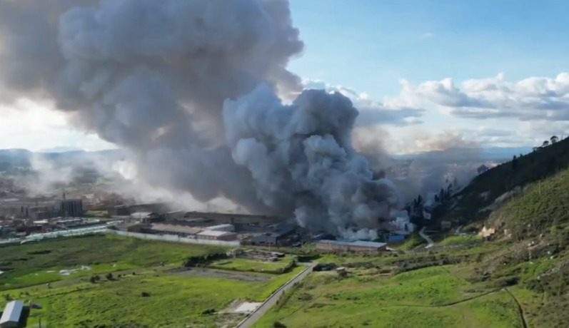 Una impactante y devastadora explosión sacudió este miércoles un polvorín en Soacha